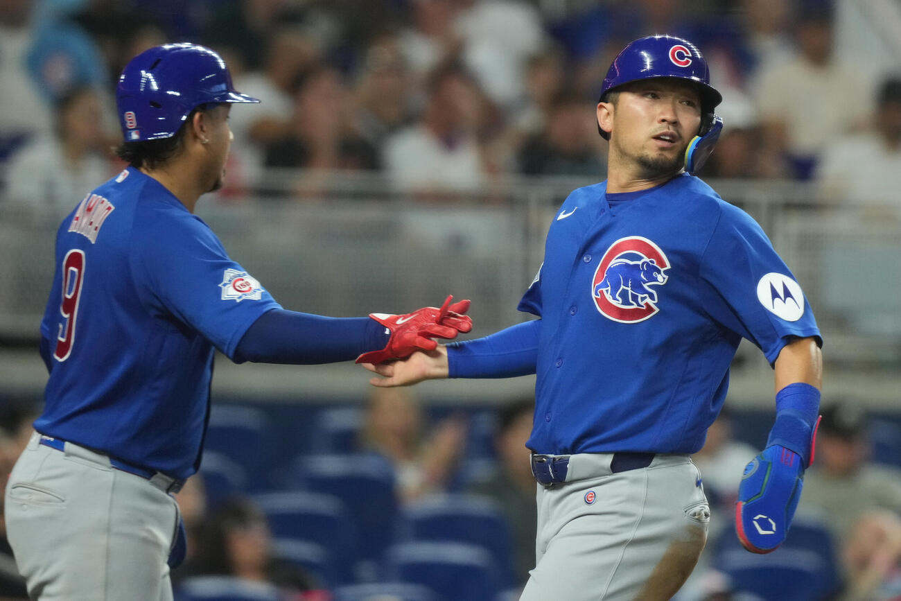 マーリンズ戦の3回、得点を喜ぶカブス鈴木誠也（AP）