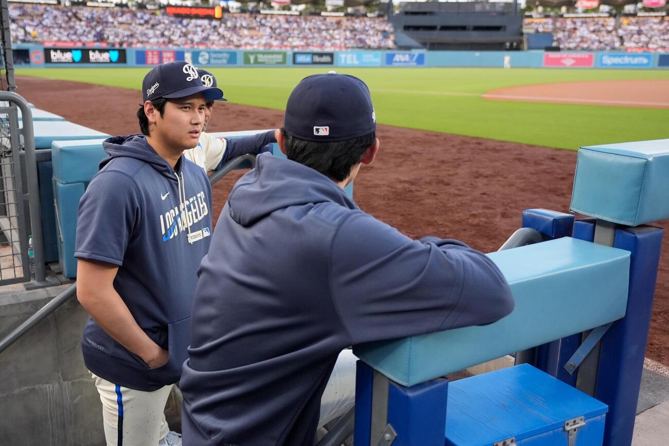 1回、ベンチで佐々木と話すドジャース大谷（AP）