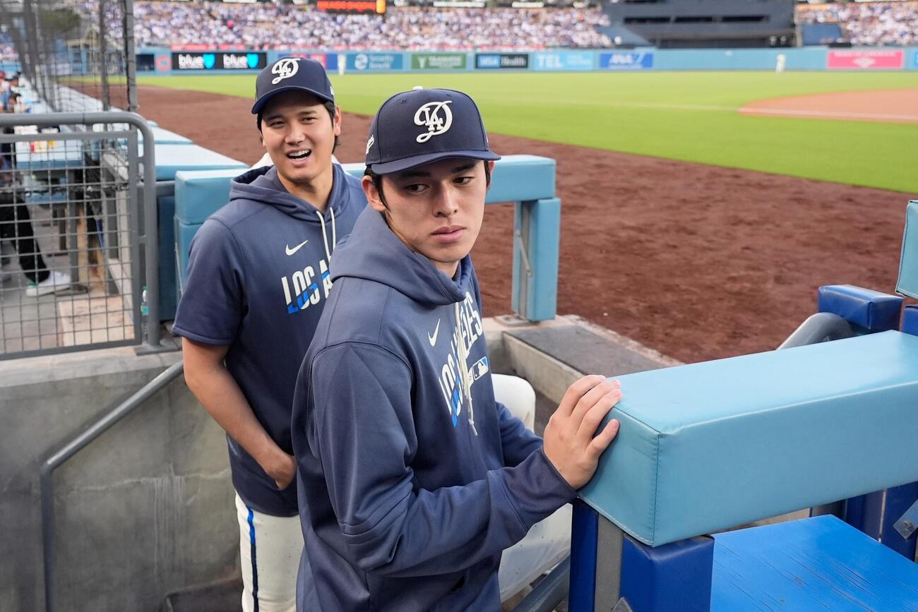 1回、ベンチの中のドジャース大谷と佐々木（AP）