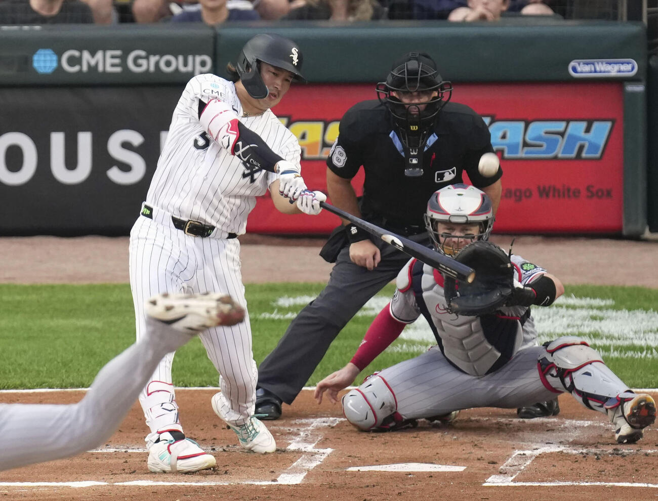 米大リーグ、ツインズ戦の1回、30号2ランを放つホワイトソックスの村上宗隆。日本選手のメジャー1年目での30本塁打は初めて＝5日、シカゴ（共同）