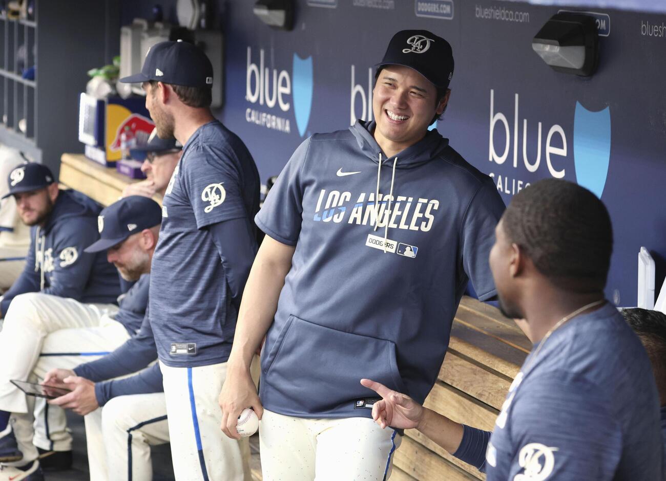 ナショナルズ戦のベンチに姿を見せたドジャース・大谷＝ロサンゼルス（共同）