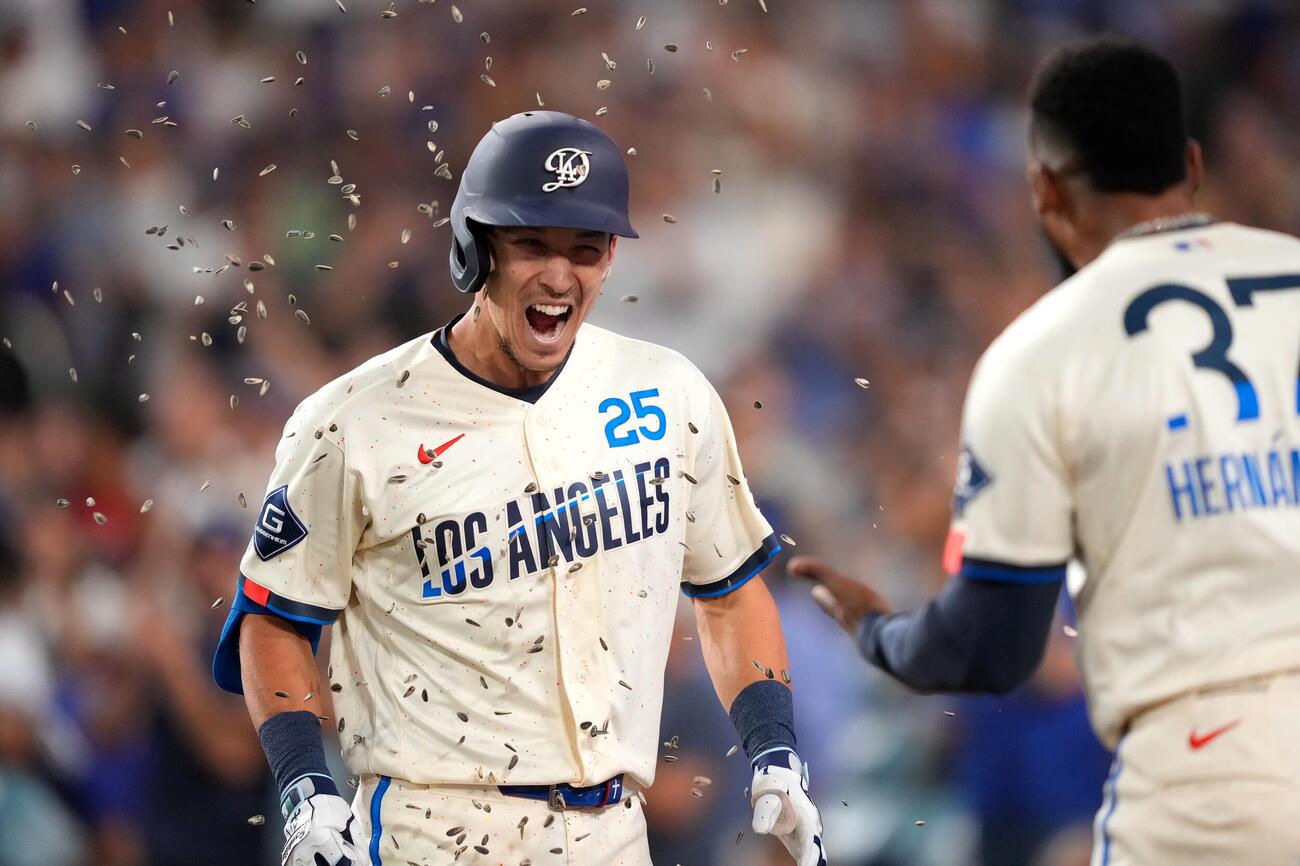7回、逆転3ランを放ち祝福されるドジャースのエドマン（AP）