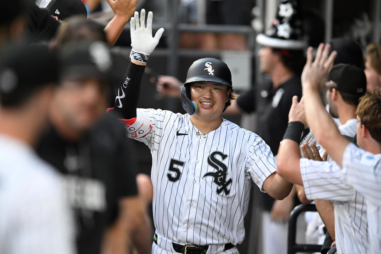 1回、30号2ランを放ち喜ぶホワイソックス村上（AP）