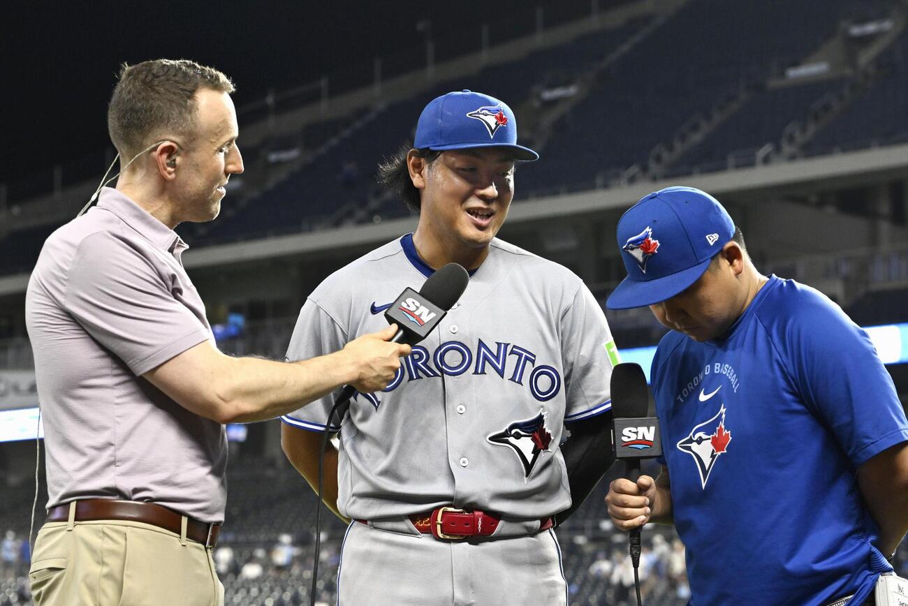 ロイヤルズに勝利し、インタビューに答えるブルージェイズ・岡本（共同）