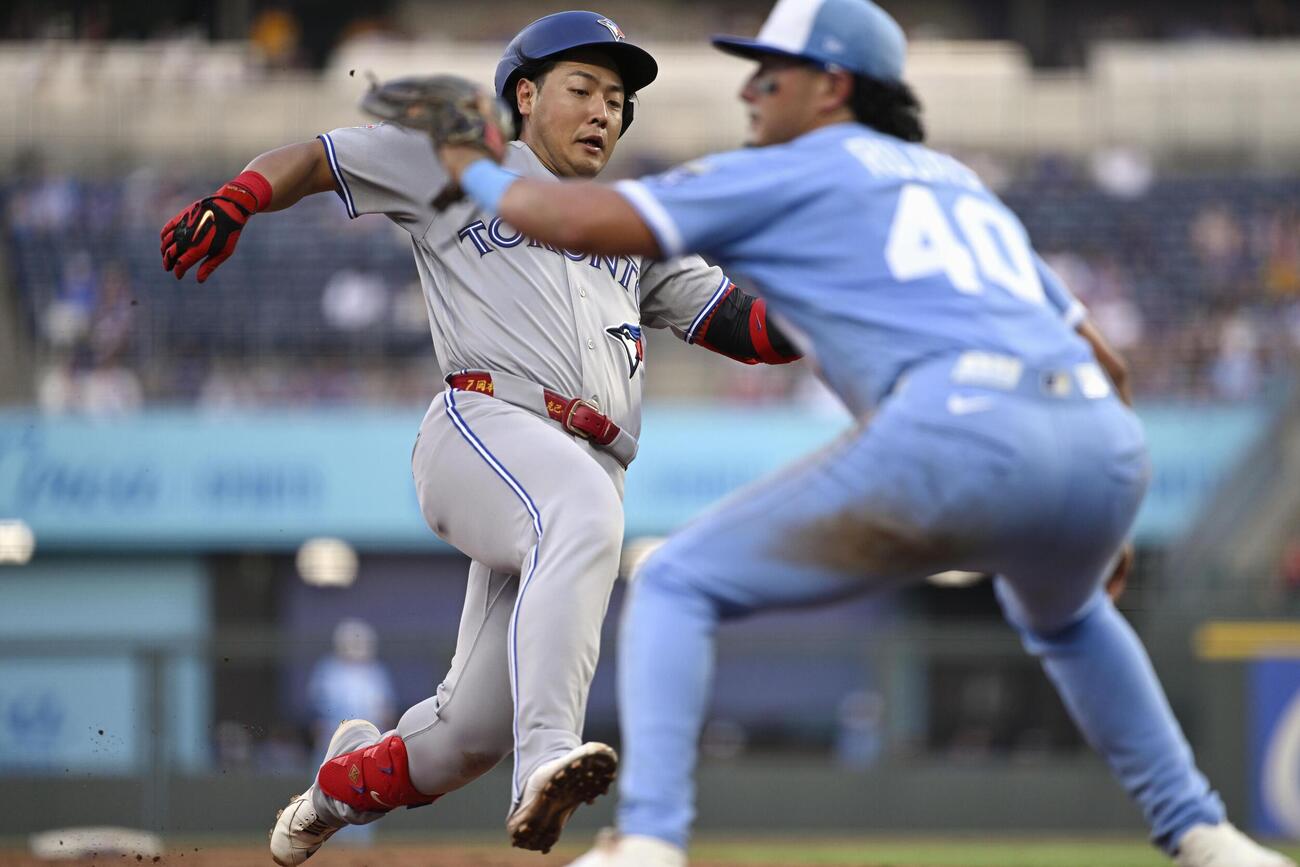 ロイヤルズ戦の3回、適時二塁打を放ち三塁を狙うブルージェイズ・岡本。タッチアウトとなる（共同）