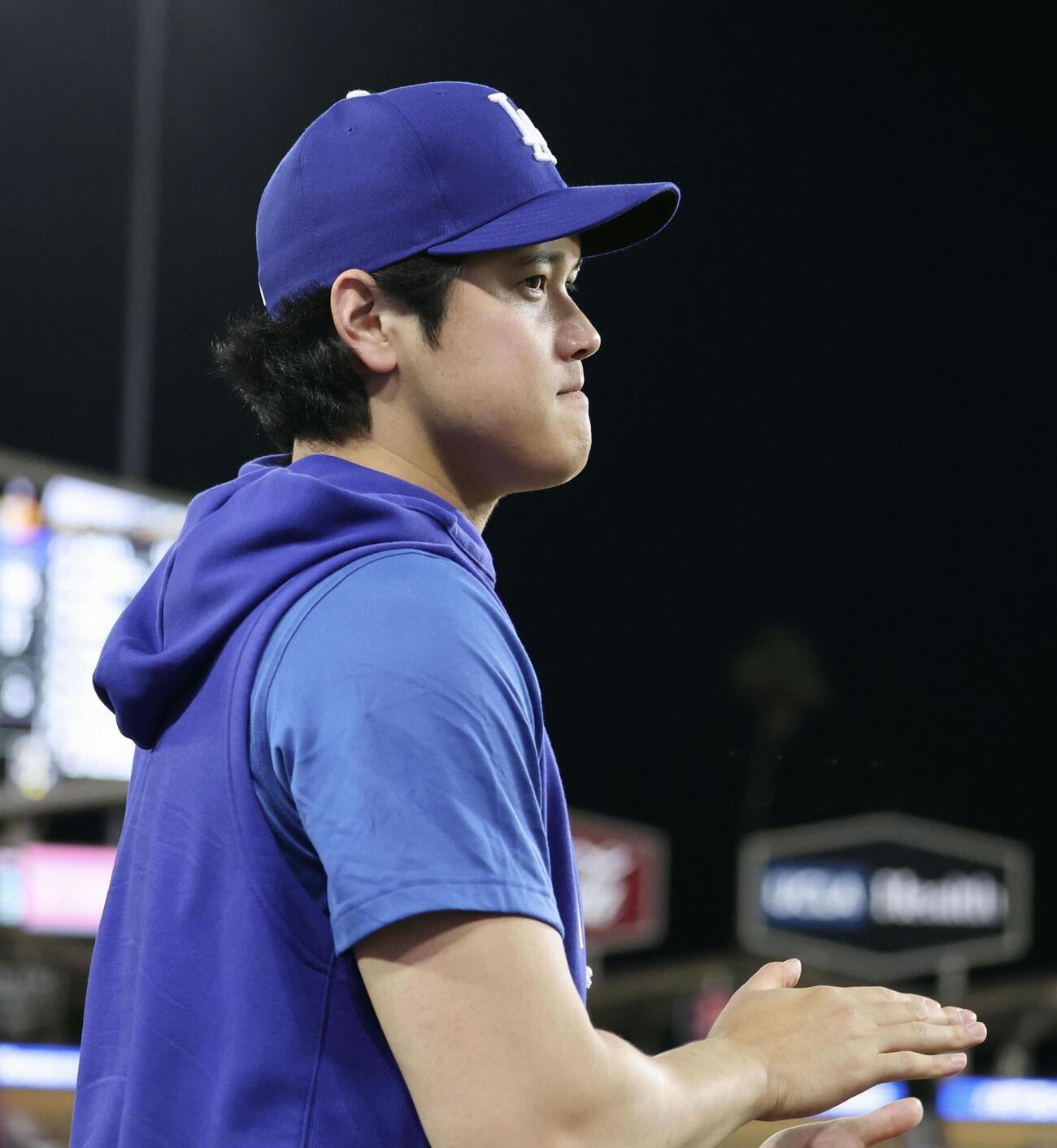 レッズに勝利し、拍手するドジャース・大谷＝ロサンゼルス（共同）
