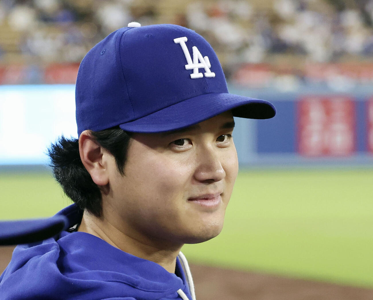 レッズ戦の9回、ベンチから試合を見るドジャース・大谷＝ロサンゼルス（共同）