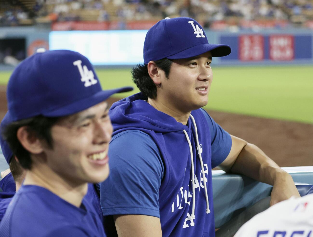 レッズ戦の9回、ベンチから試合を見るドジャース・大谷。左は佐々木朗＝ロサンゼルス（共同）