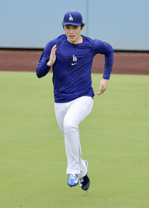 ダッシュするドジャース・佐々木朗=ロサンゼルス(共同)