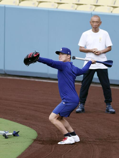 トレーニングするドジャース・山本=ロサンゼルス(共同)