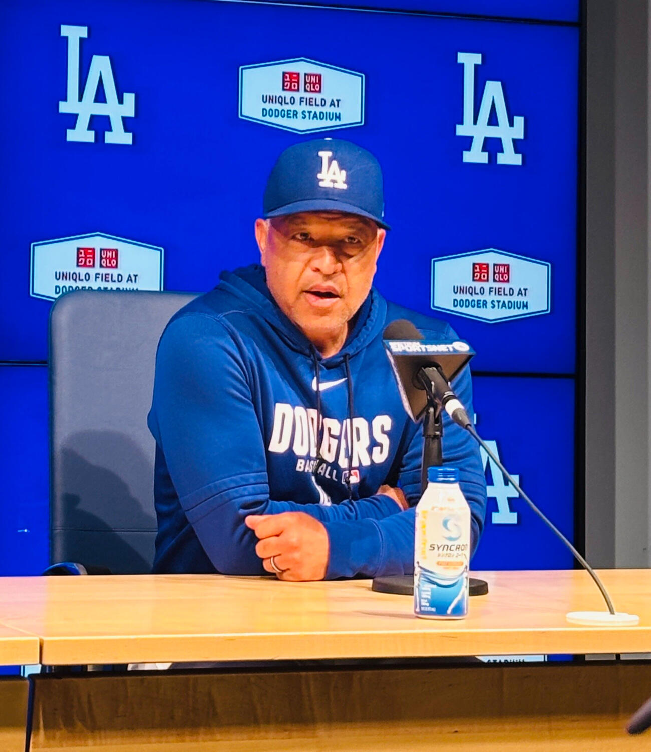 試合前に会見するドジャースのデーブ・ロバーツ監督