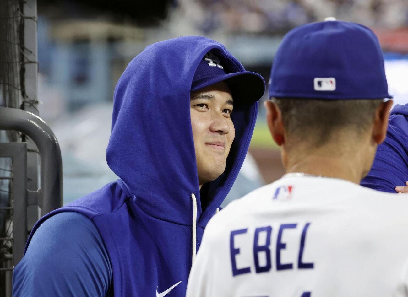 ナショナルズ戦の2回、ベンチで試合を見るドジャース・大谷＝ロサンゼルス（共同）