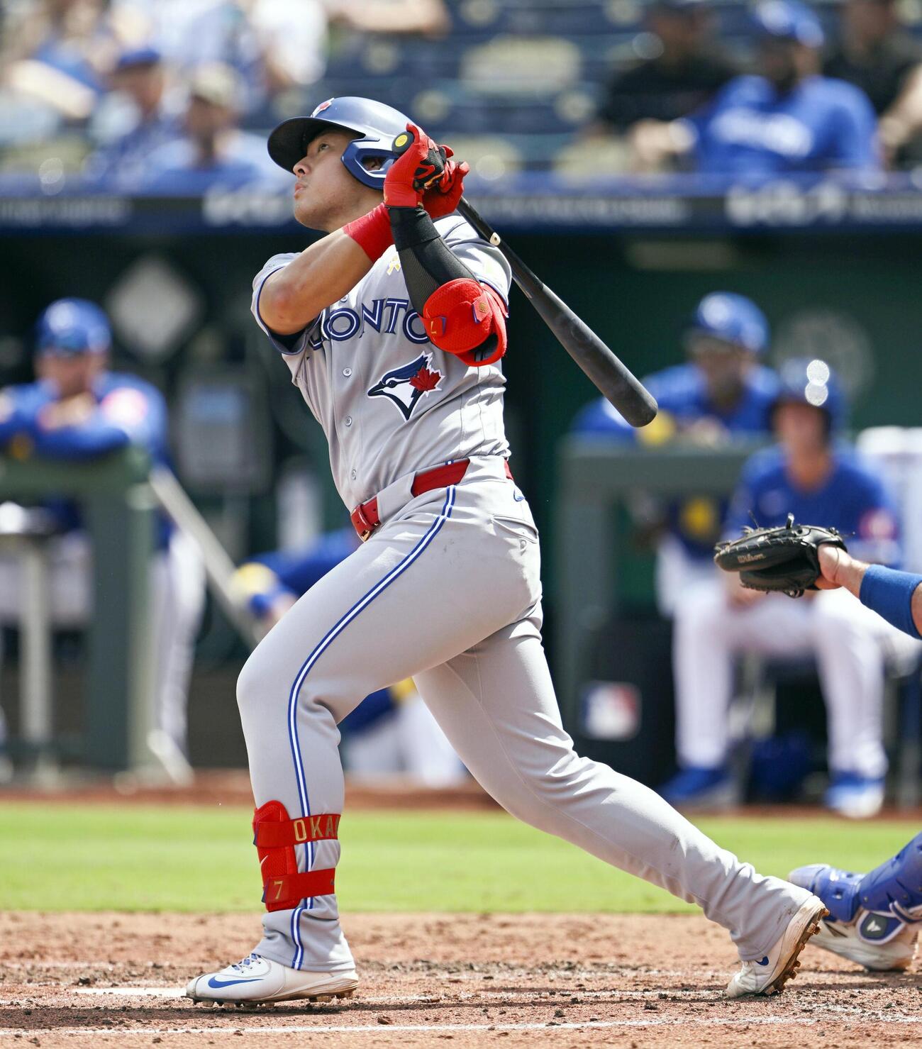 ロイヤルズ戦の5回、左飛に倒れるブルージェイズ・岡本＝カンザスシティー（共同）