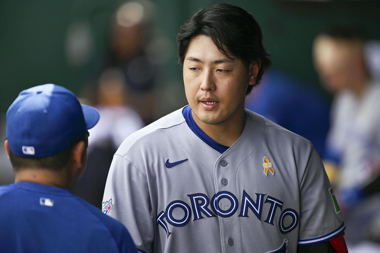 ロイヤルズ戦の5回、左飛に倒れベンチに戻ったブルージェイズ・岡本＝カンザスシティー（共同）