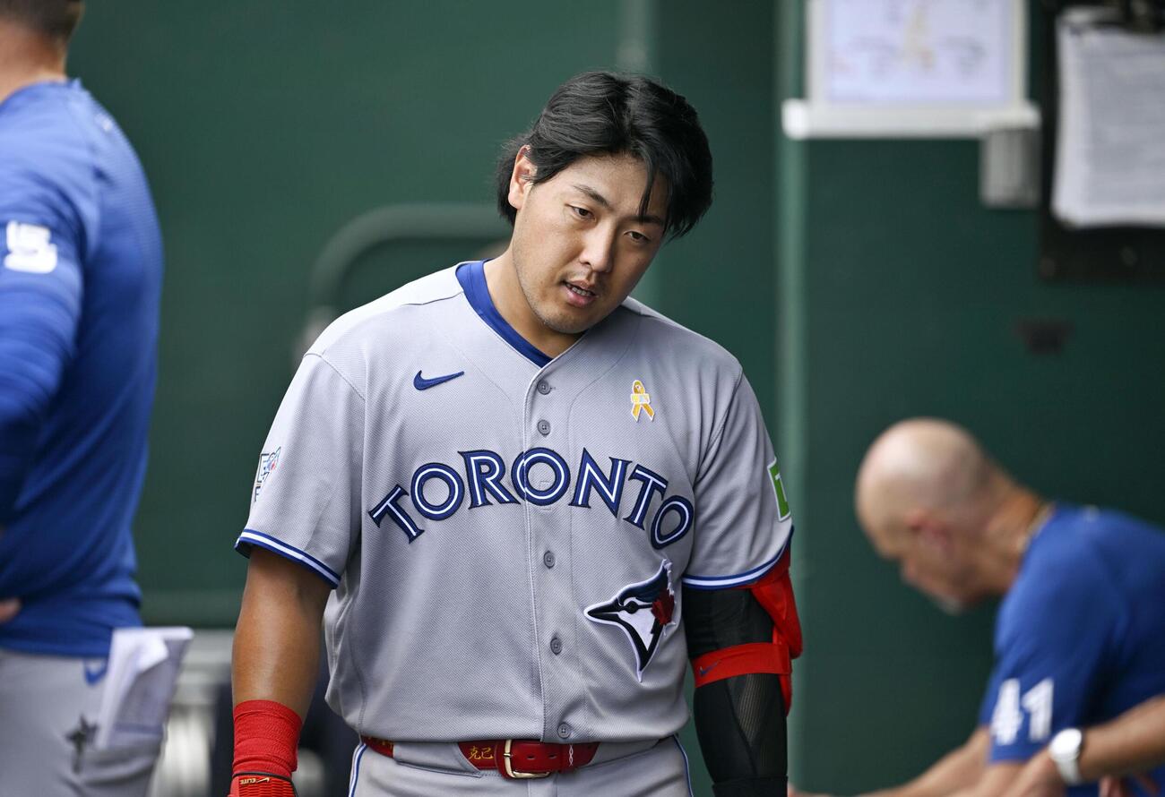 ロイヤルズ戦の9回、三ゴロに倒れベンチに戻ったブルージェイズ・岡本＝カンザスシティー（共同）