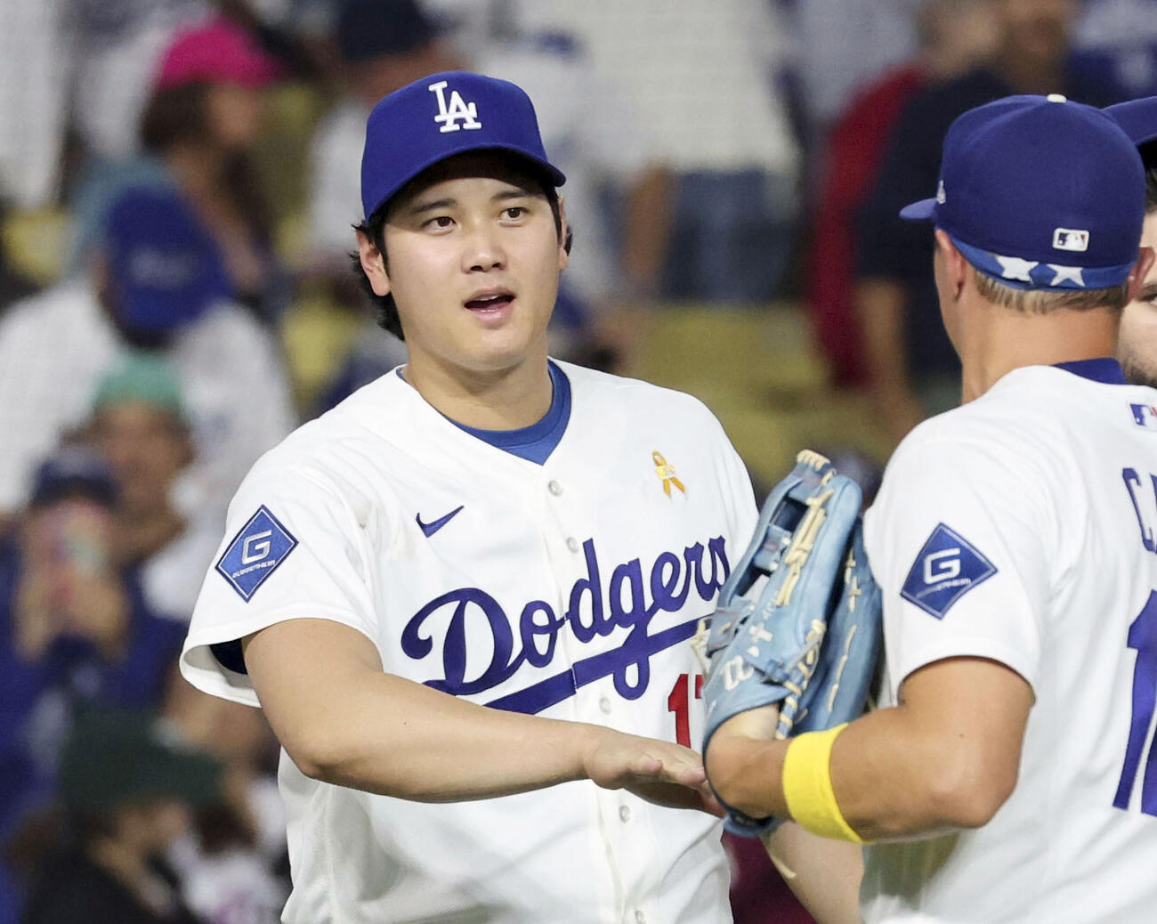ナショナルズに勝利し、チームメートを迎えるドジャース・大谷＝ロサンゼルス（共同）