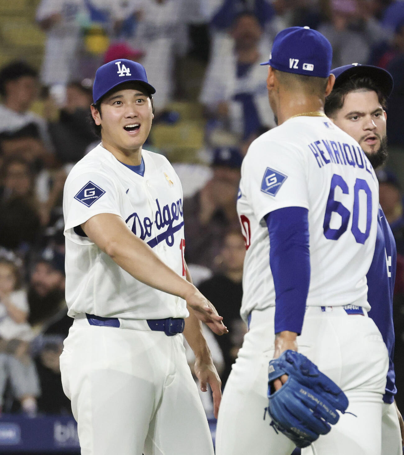 ナショナルズに勝利し、チームメートを迎えるドジャース・大谷＝ロサンゼルス（共同）