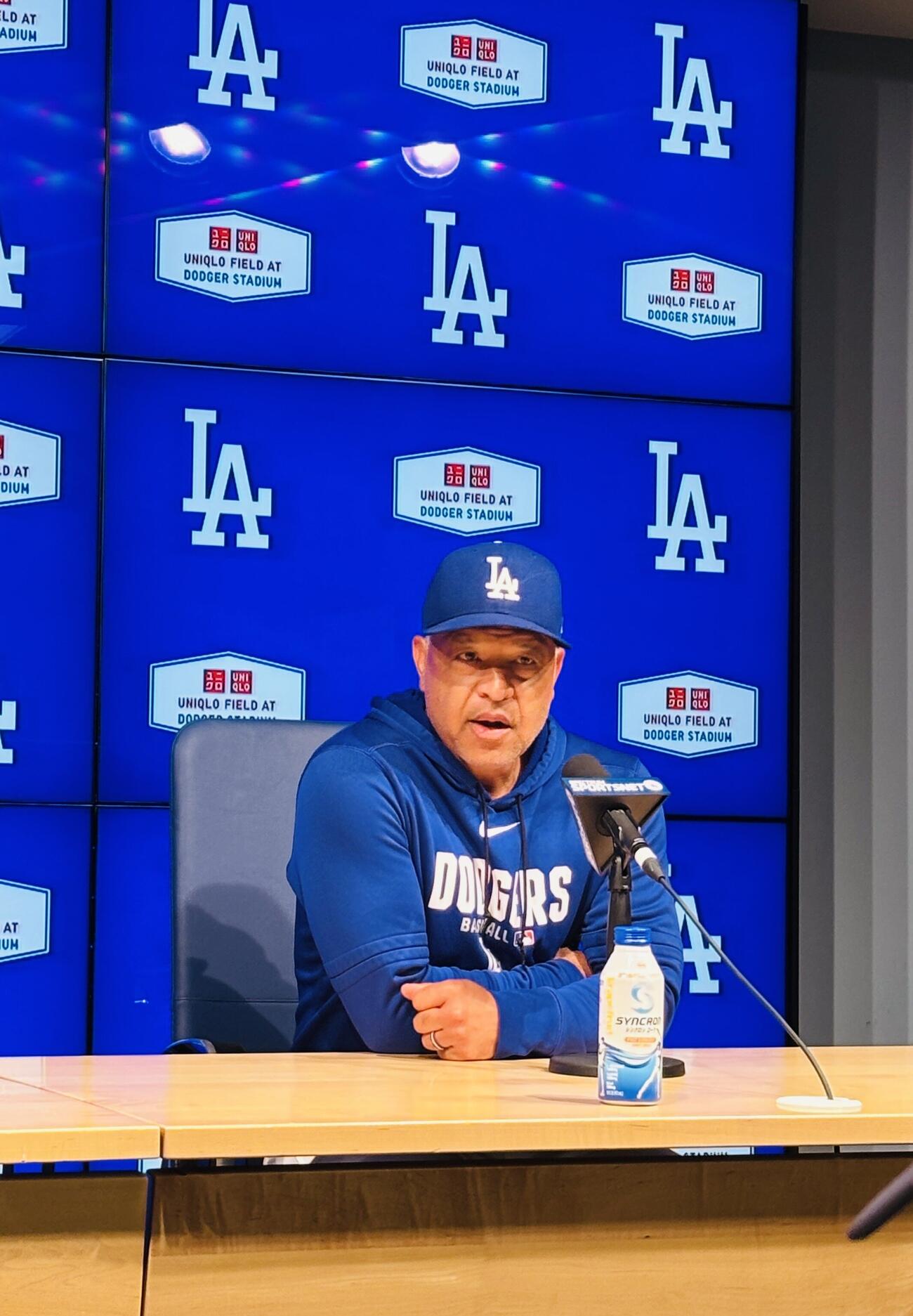 試合前に会見するドジャースのデーブ・ロバーツ監督