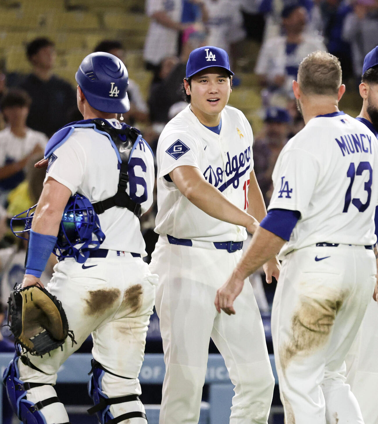 ナショナルズに勝利し、チームメートを迎えるドジャース・大谷＝ロサンゼルス（共同）