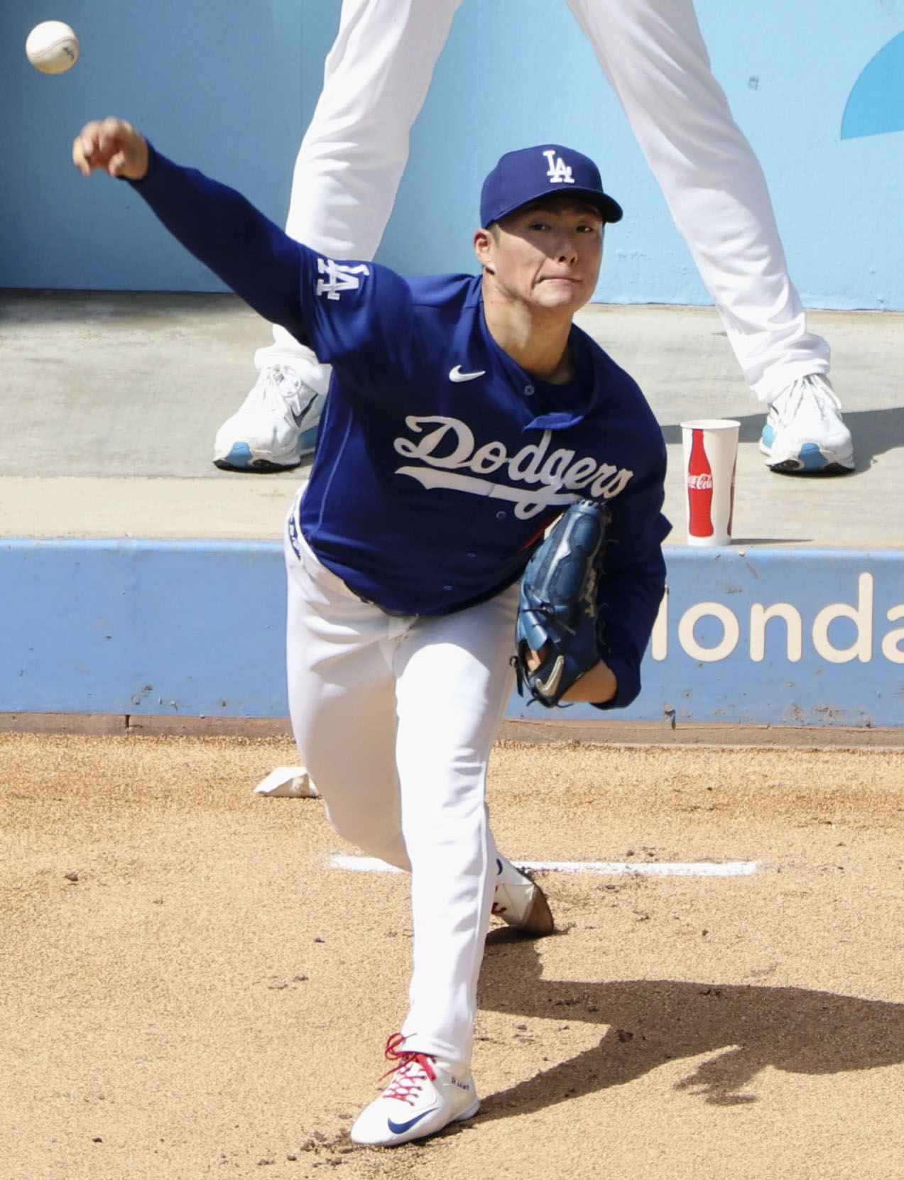 ブルペンで投球練習するドジャース・山本＝ロサンゼルス（共同）