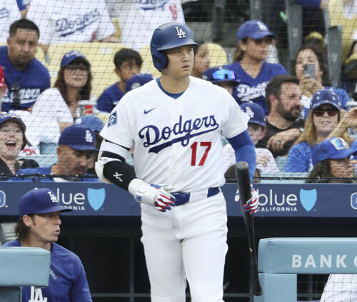 レッズ戦で5試合ぶりに復帰し、1回の打席に向かうドジャース・大谷＝ロサンゼルス（共同）