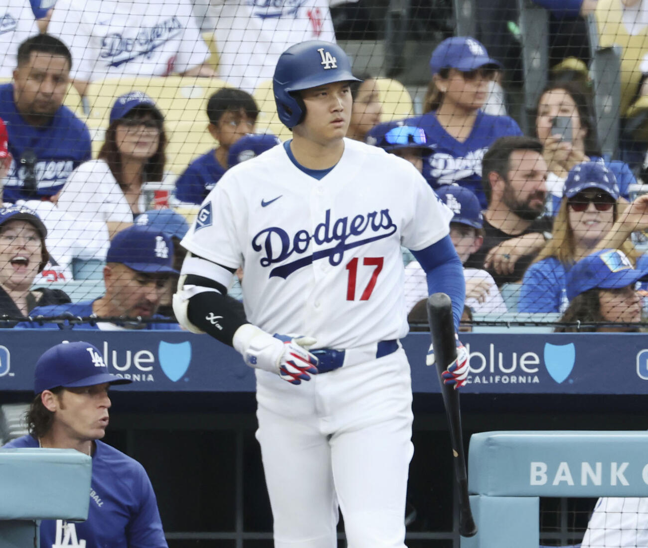 レッズ戦で5試合ぶりに復帰し、1回の打席に向かうドジャース・大谷＝ロサンゼルス（共同）