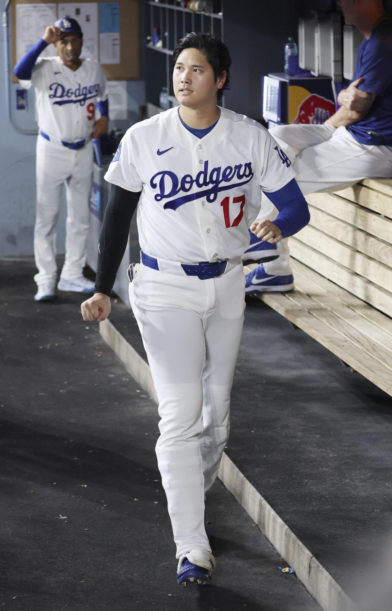 レッズ戦の5回、空振り三振に倒れ、ベンチに戻ったドジャース・大谷＝ロサンゼルス（共同）