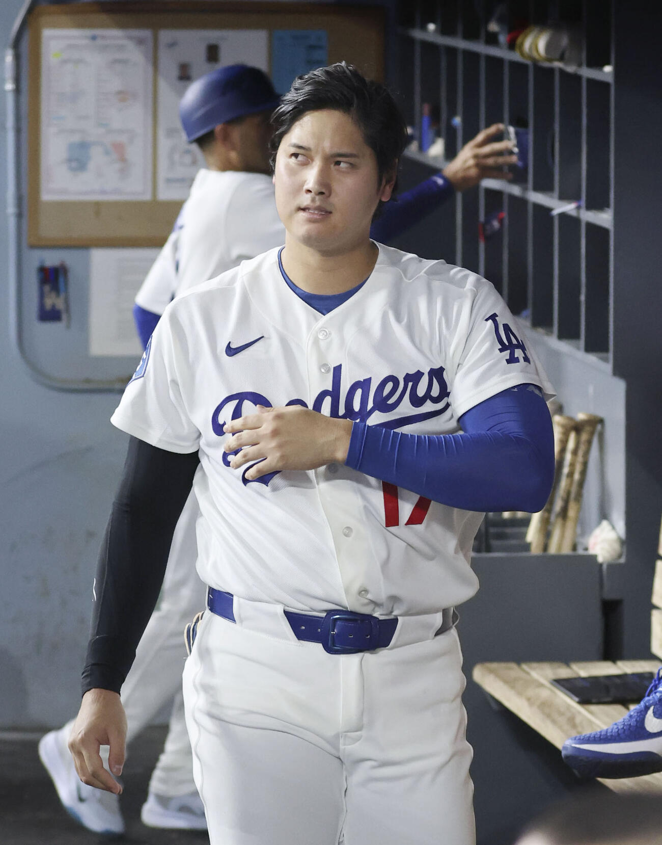 レッズ戦の5回、空振り三振に倒れ、ベンチに戻ったドジャース・大谷＝ロサンゼルス（共同）