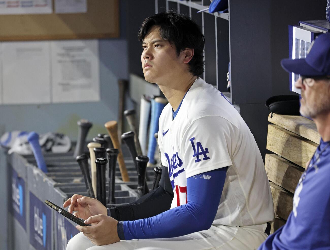 レッズ戦の8回、ベンチでタブレットを手にするドジャース・大谷＝ロサンゼルス（共同）