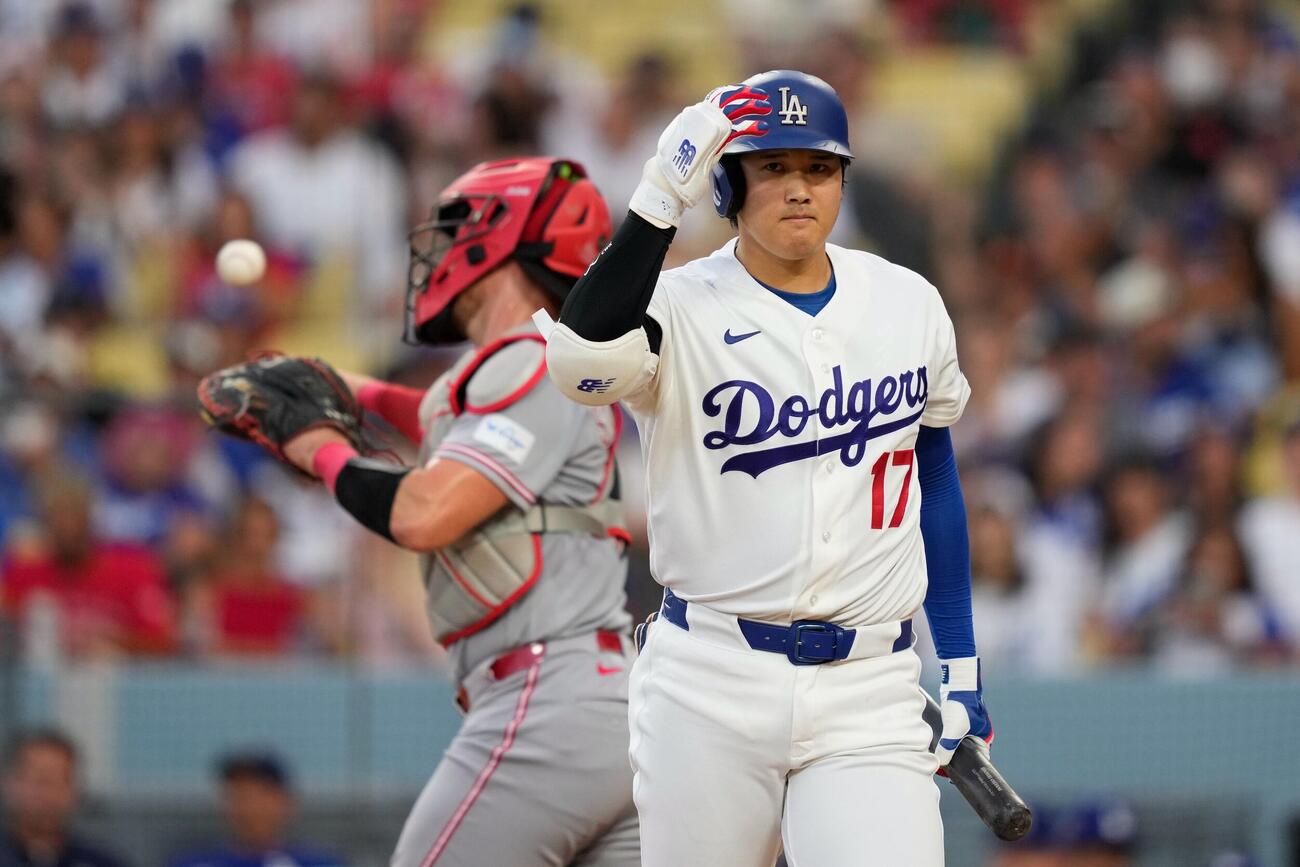 三振に倒れ、ベンチに戻るドジャース大谷翔平（AP）