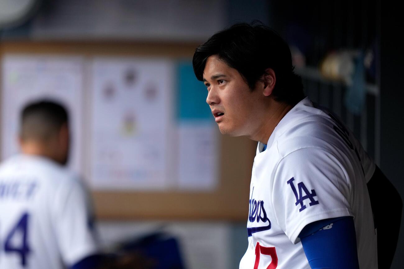 ベンチから試合を見つめるドジャース大谷翔平（AP）