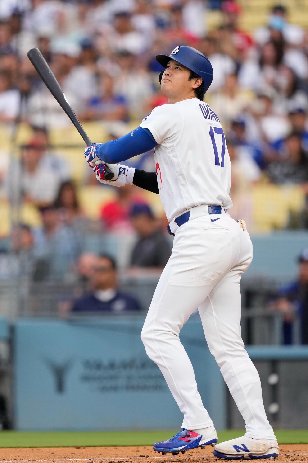 左飛に倒れたドジャース大谷翔平（AP）
