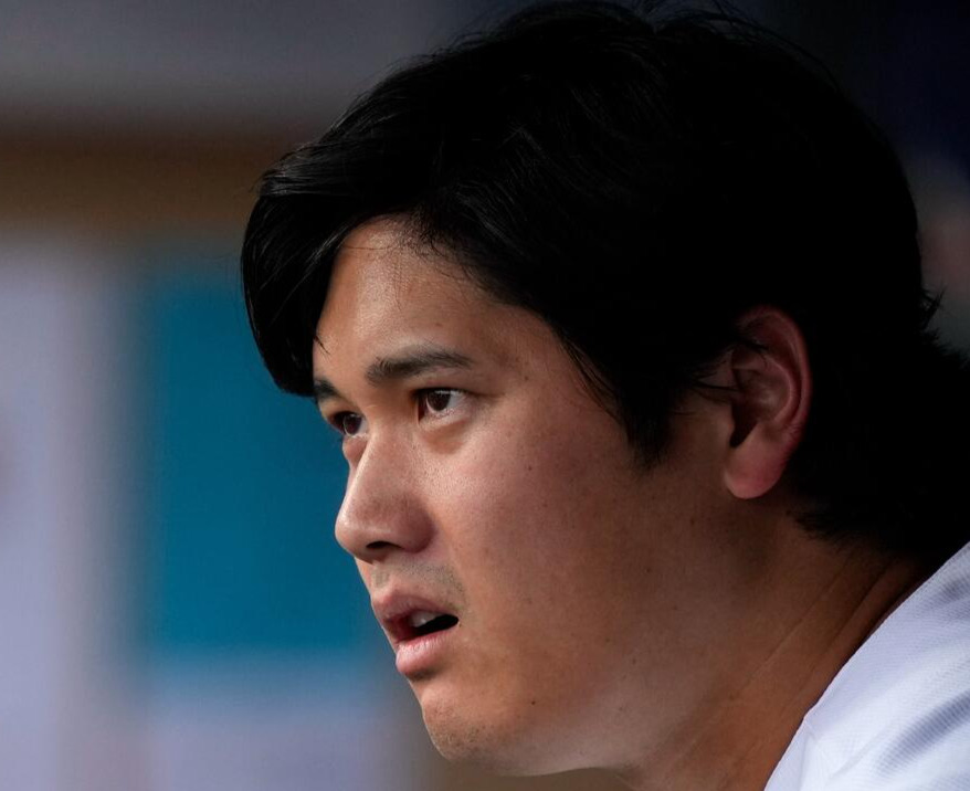 ドジャース対レッズ　試合を見つめるドジャース大谷翔平（AP）