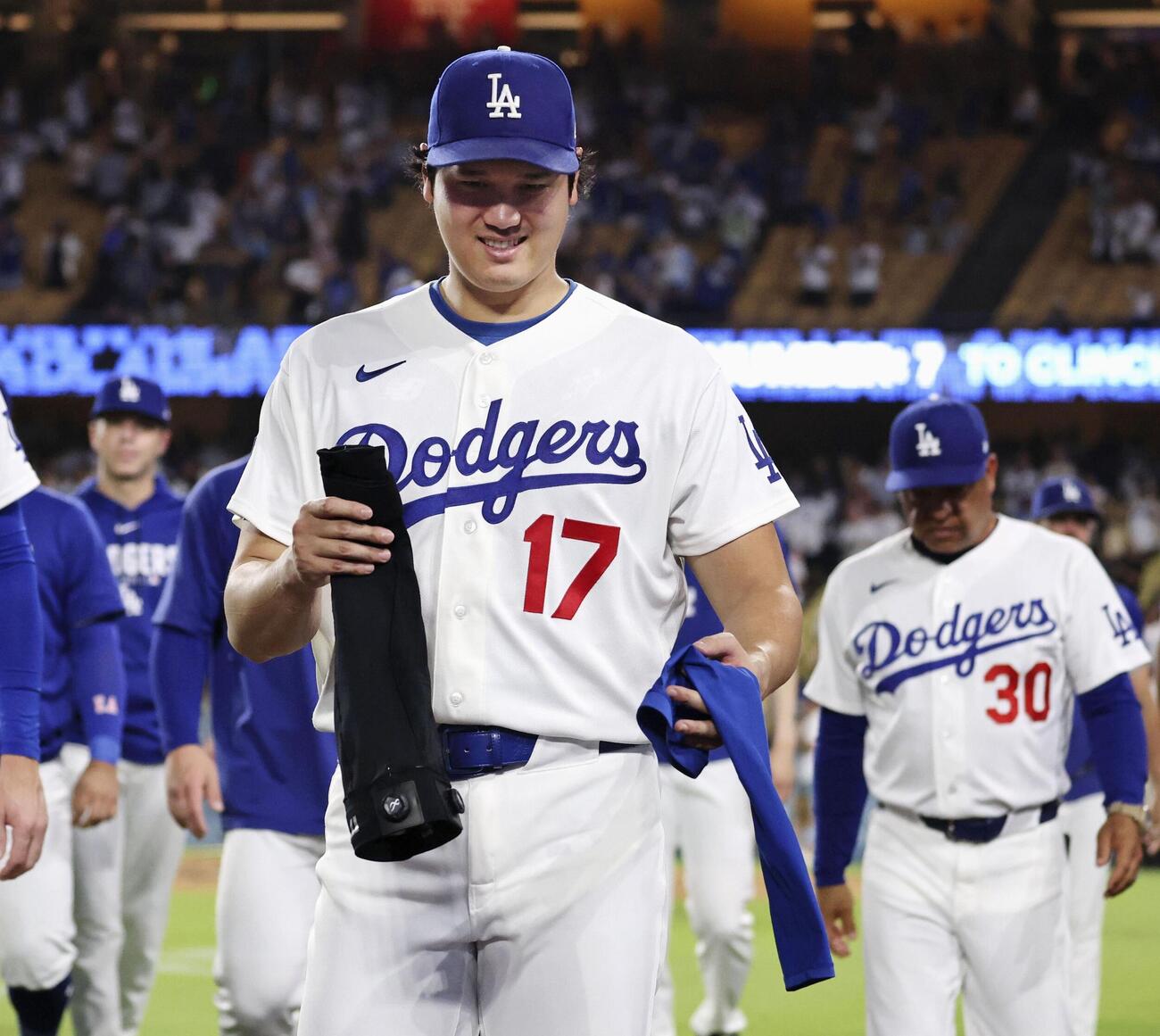 レッズに勝利し、引き揚げるドジャース・大谷＝ロサンゼルス（共同）