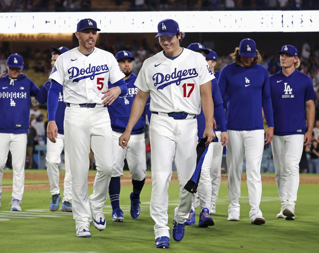 レッズに勝利し、引き揚げるドジャース・大谷（17）ら＝ロサンゼルス（共同）