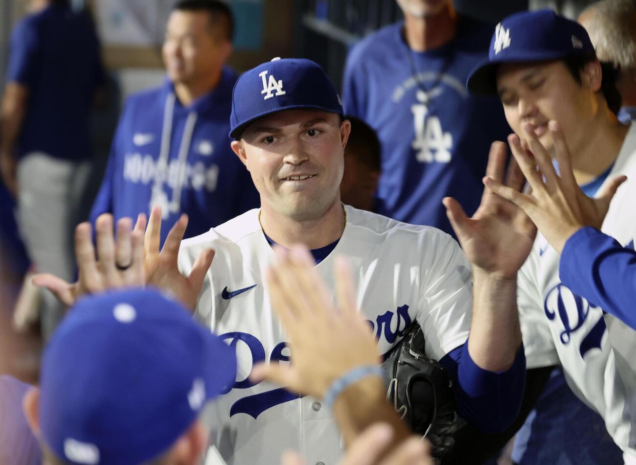 レッズ戦の8回途中で降板し、ベンチで迎えられるドジャースのスクバル。右は大谷＝ロサンゼルス（共同）