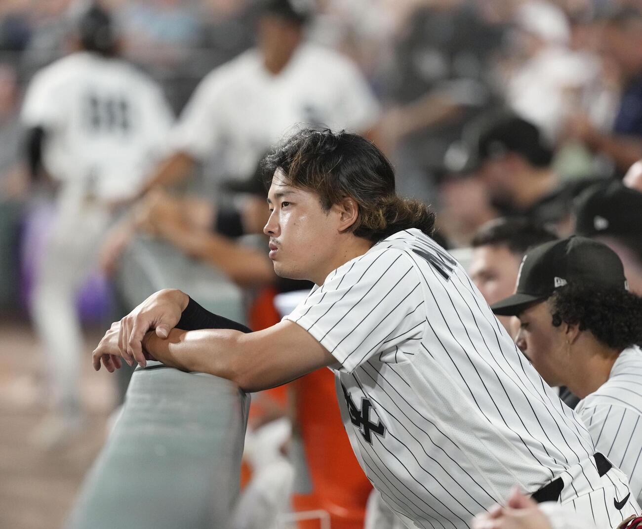 パイレーツ戦の7回、ベンチから試合を見守るホワイトソックス村上＝シカゴ（共同）