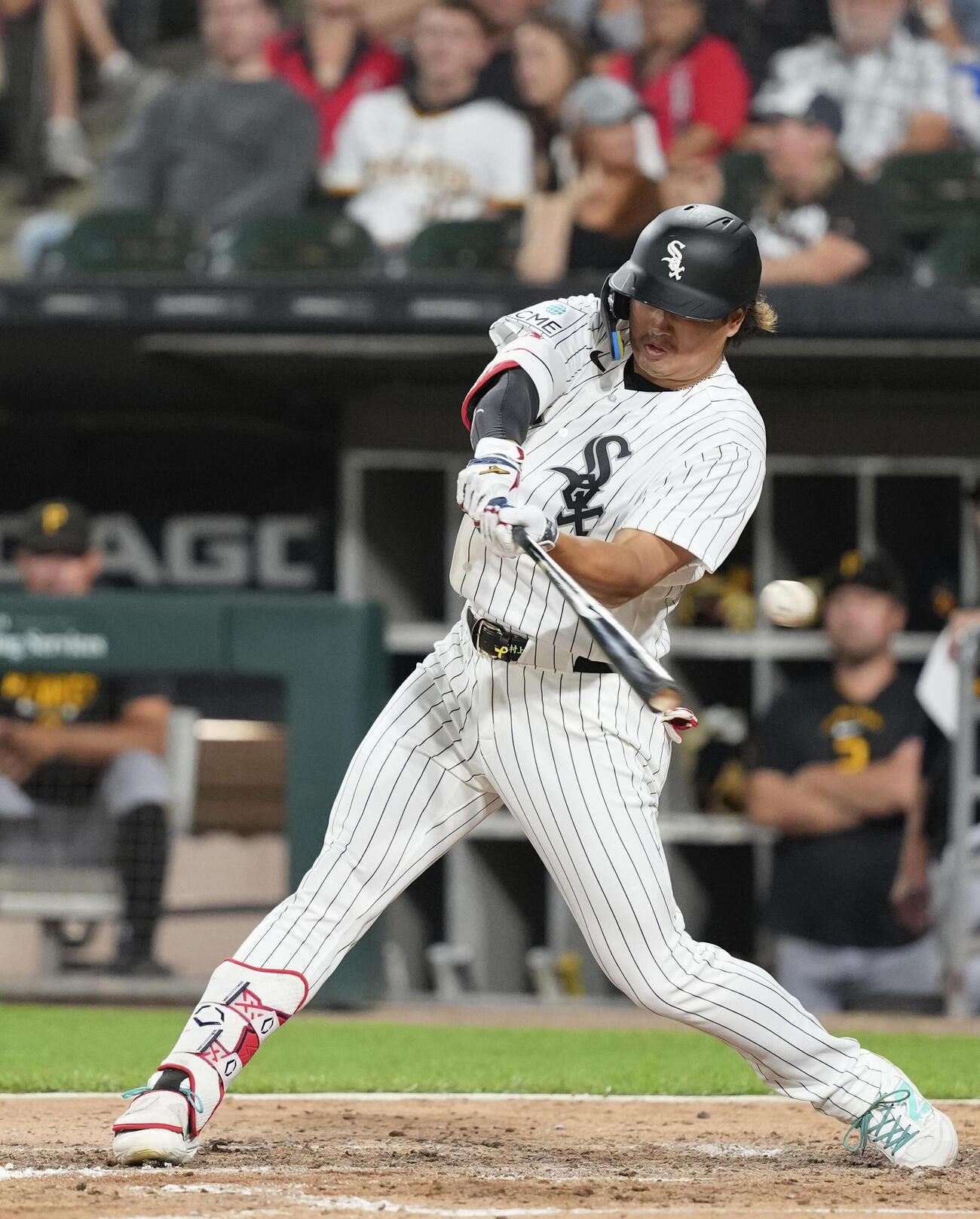 パイレーツ戦の6回、空振り三振に倒れるホワイトソックス村上＝シカゴ（共同）