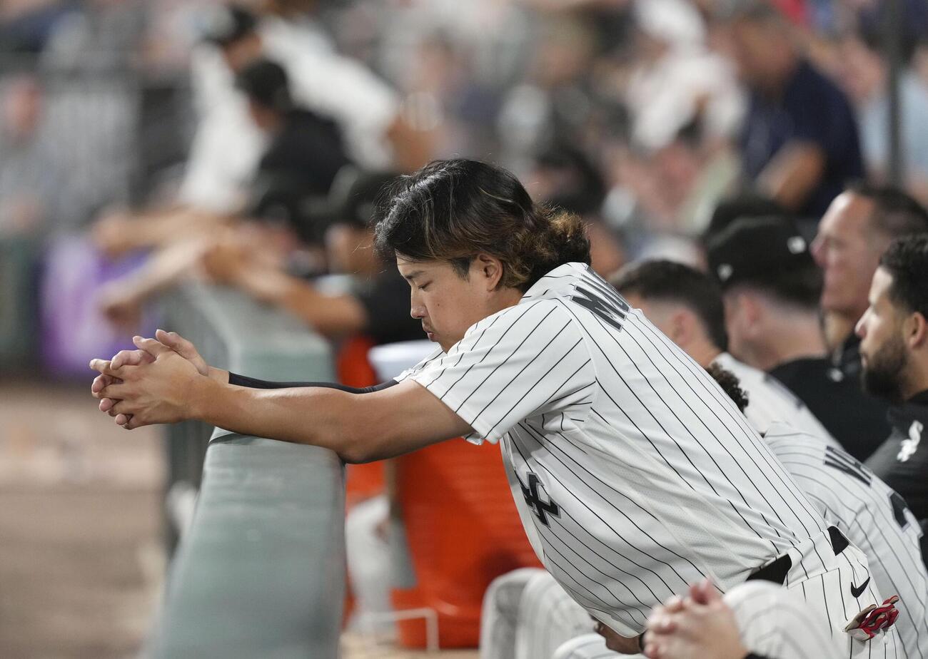パイレーツ戦の7回、ベンチから試合を見守るホワイトソックス村上＝シカゴ（共同）