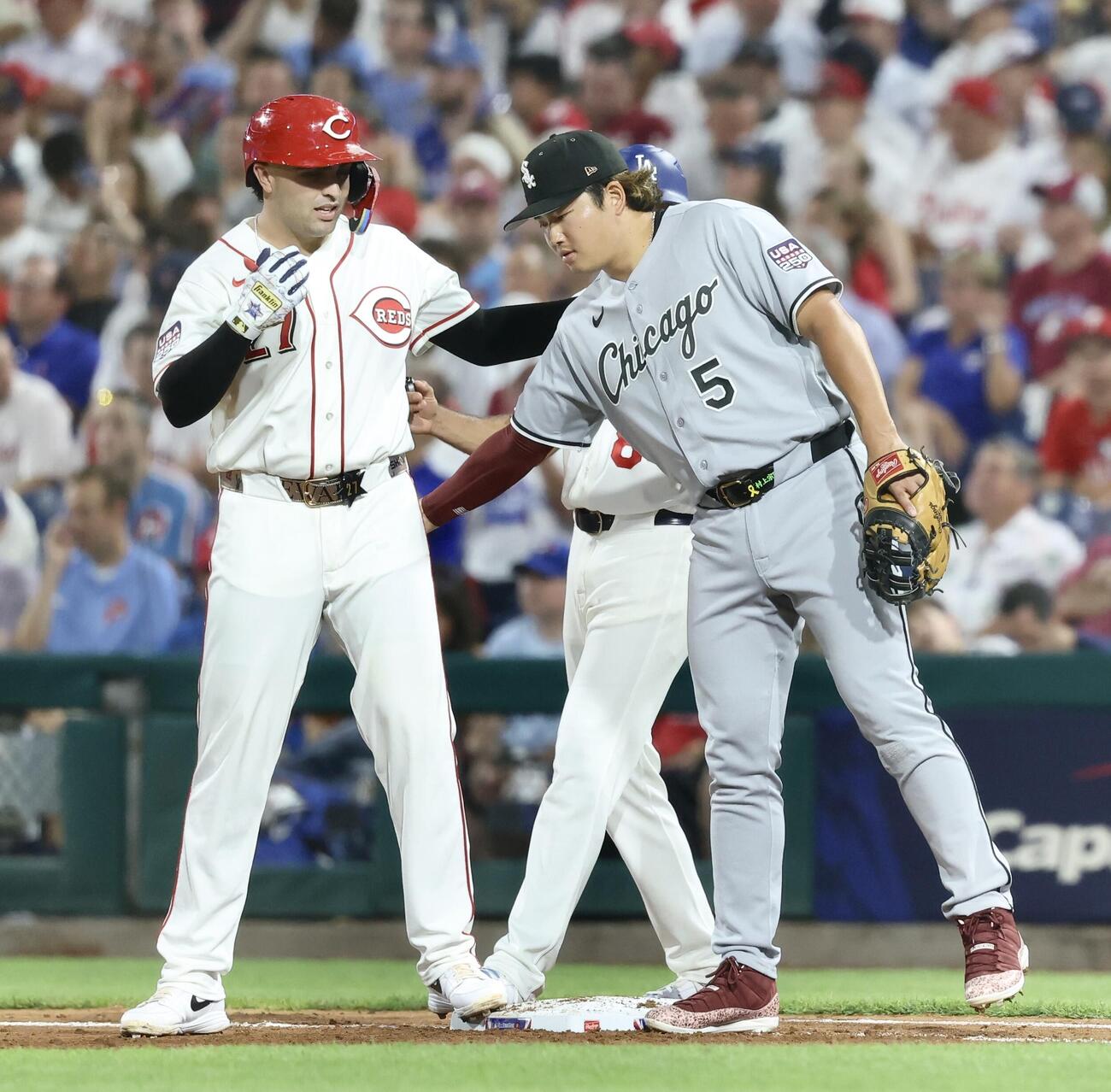 MLBオールスターゲーム　ナ・リーグ対ア・リーグ　7回裏、出塁したレッズのサル・スチュワート（左）と言葉を交わすホワイトソックス村上宗隆（2026年7月撮影）