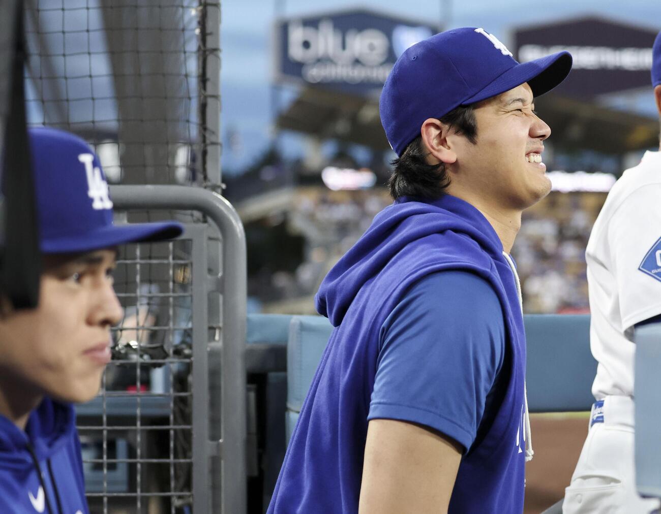 レッズ戦の1回、試合を見るドジャース・大谷。左は佐々木朗＝ロサンゼルス（共同）