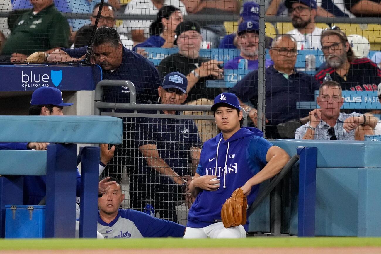 1回、ベンチから試合を見つめるドジャース大谷（AP）