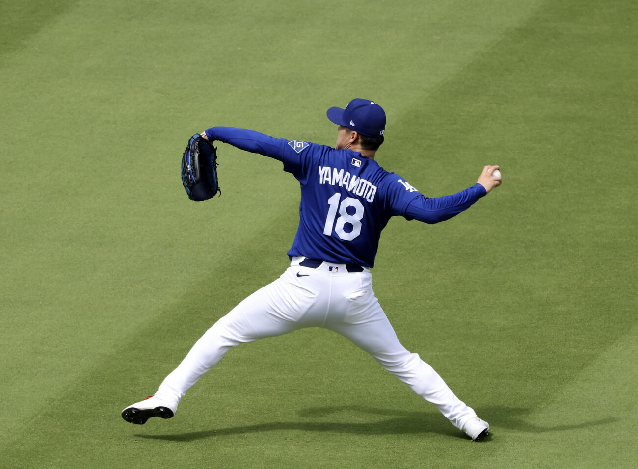 キャッチボールで調整するドジャース・山本＝ロサンゼルス（共同）