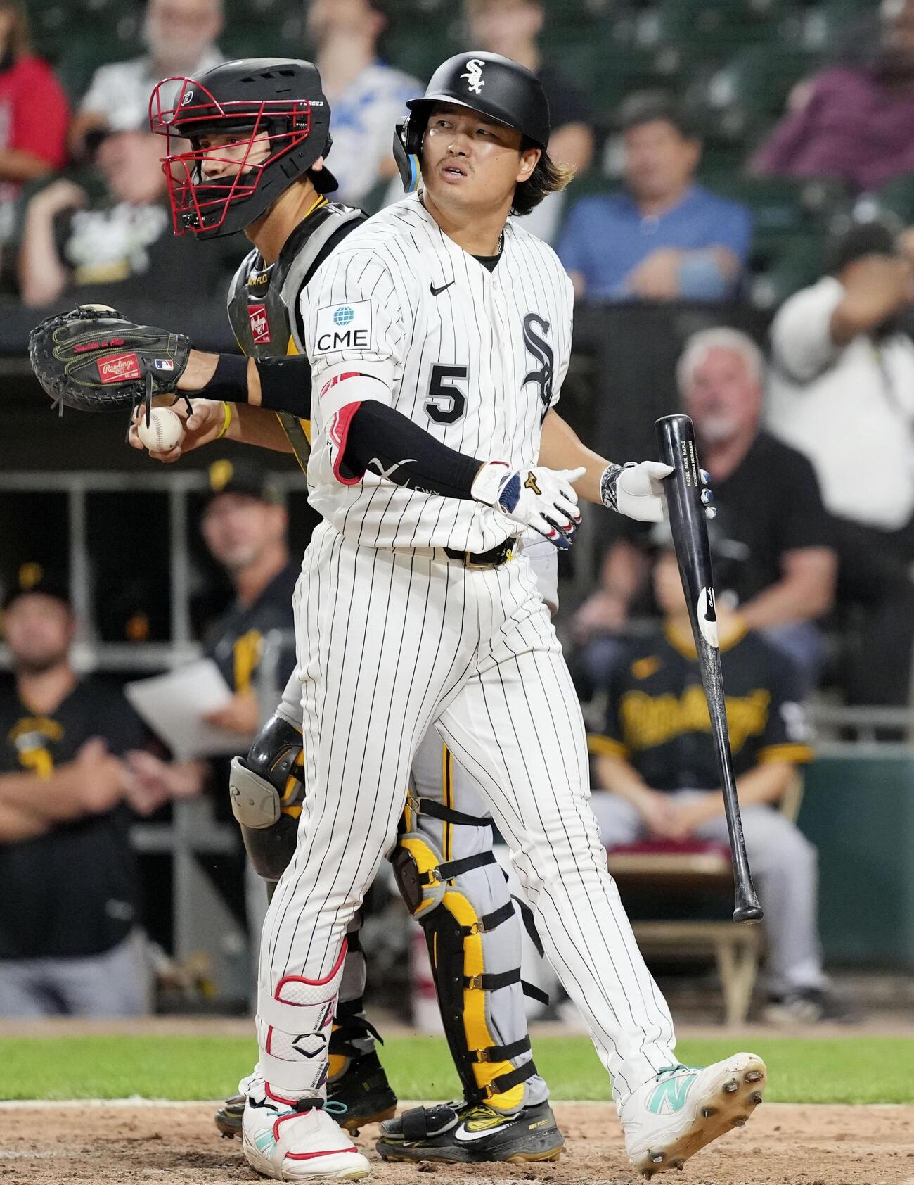 パイレーツ戦の9回、空振り三振に倒れたホワイトソックス・村上＝シカゴ（共同）