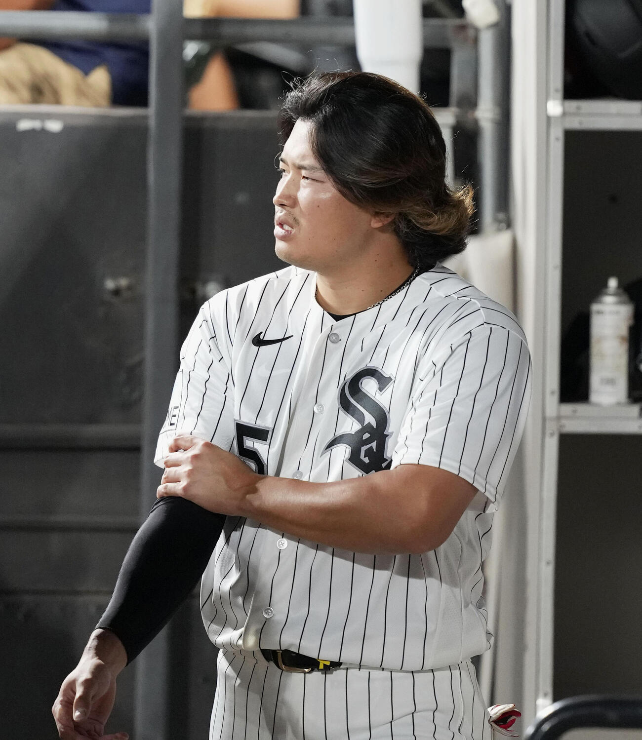パイレーツ戦の9回、空振り三振に倒れベンチに戻ったホワイトソックス・村上＝シカゴ（共同）