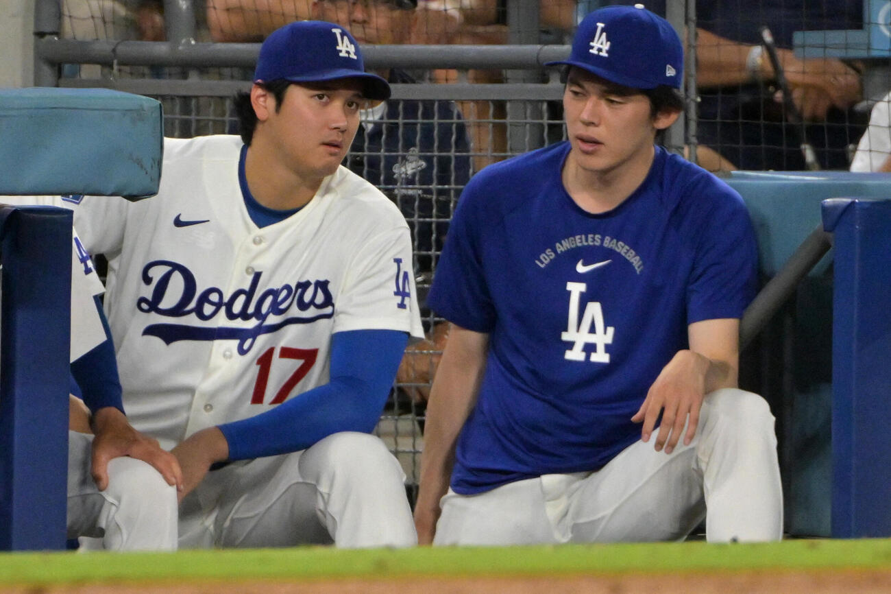 9回、佐々木と話すドジャース大谷（ロイター）
