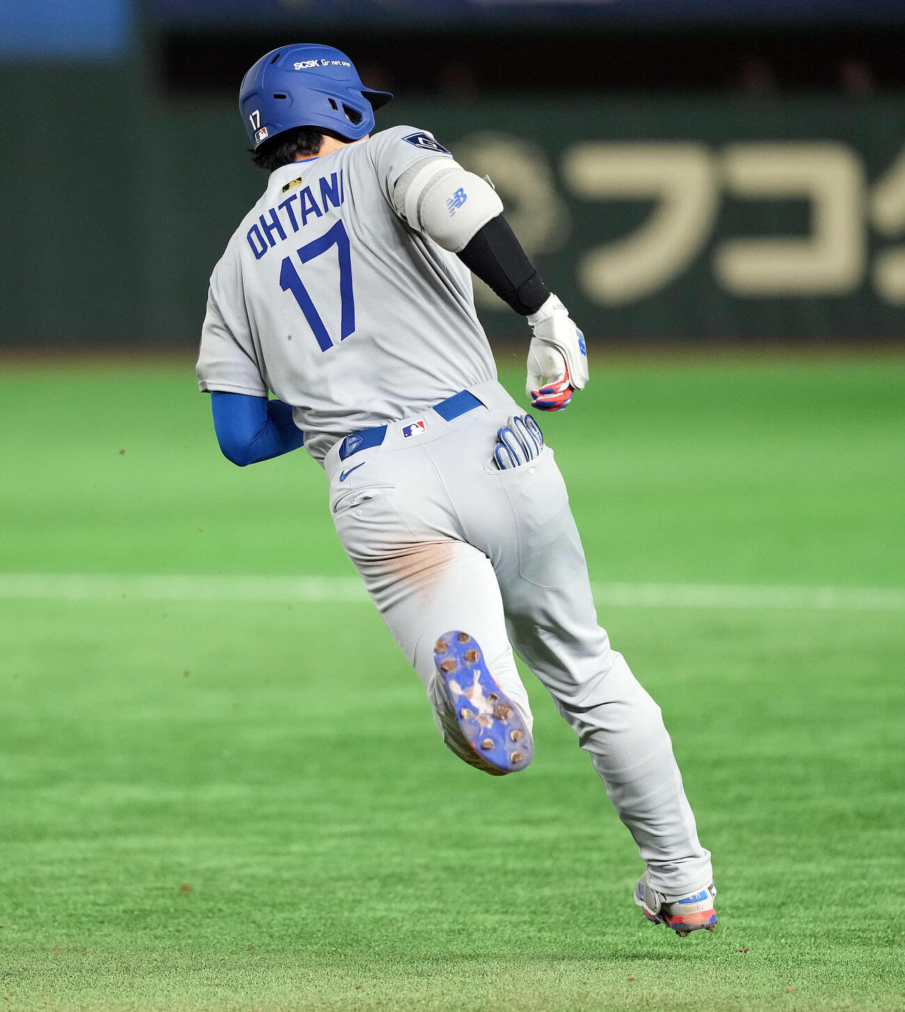カブス対ドジャース　9回表ドジャース無死、右打を放ち「デコピン」スパイクで二塁へ向かう大谷（2025年3月撮影）