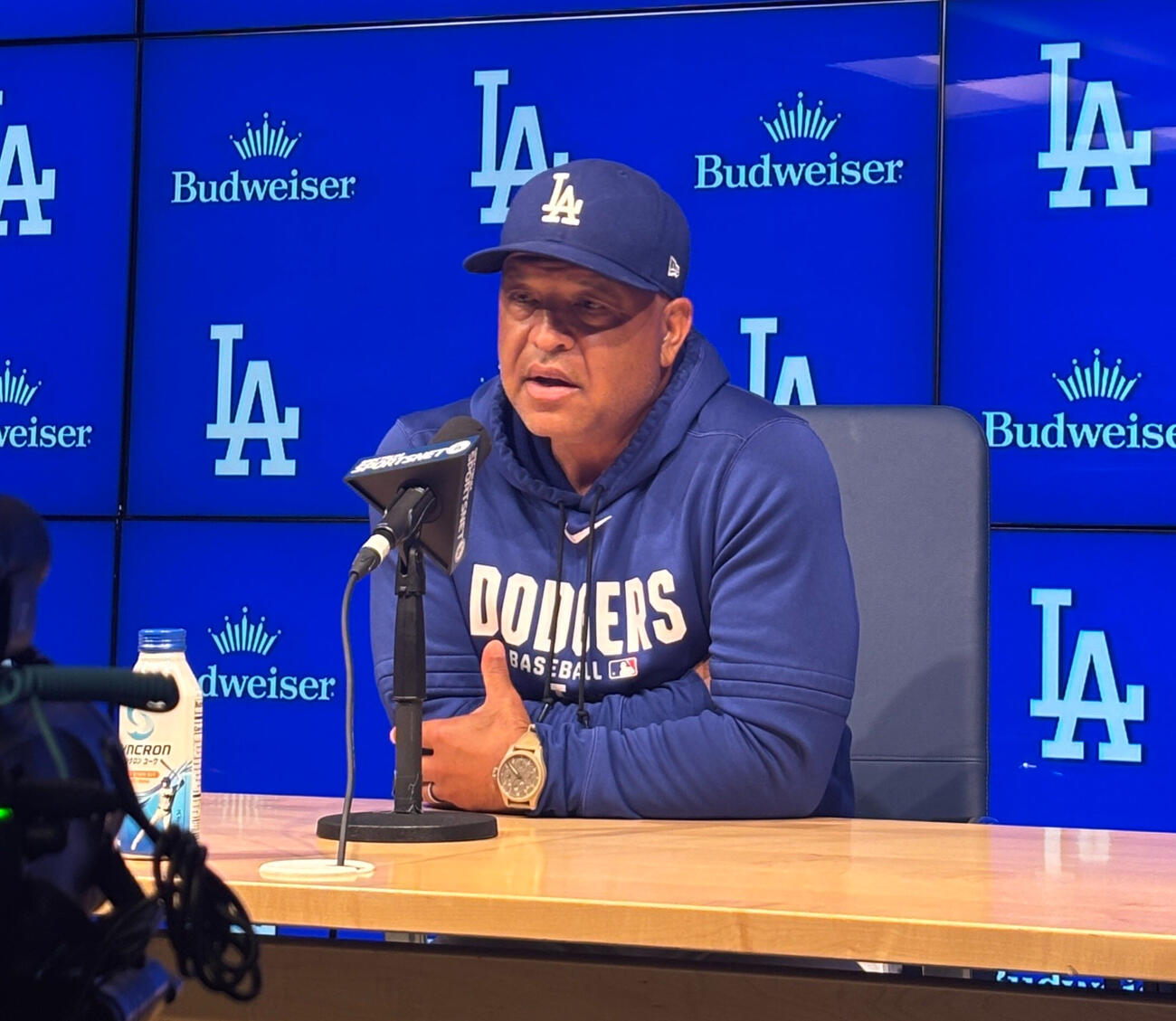 試合前の会見を行うドジャースのデーブ・ロバーツ監督