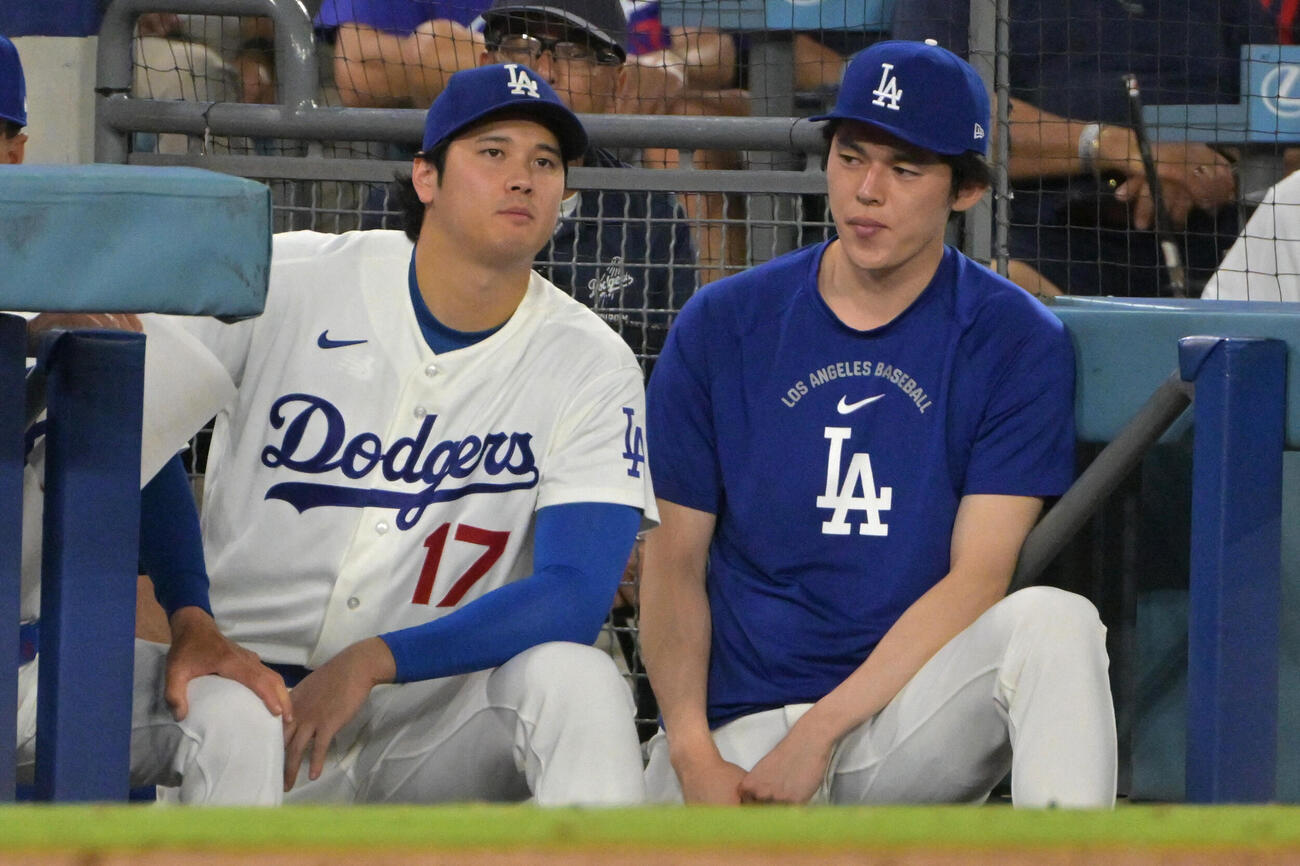 8日、佐々木と話すドジャース大谷（ロイター）