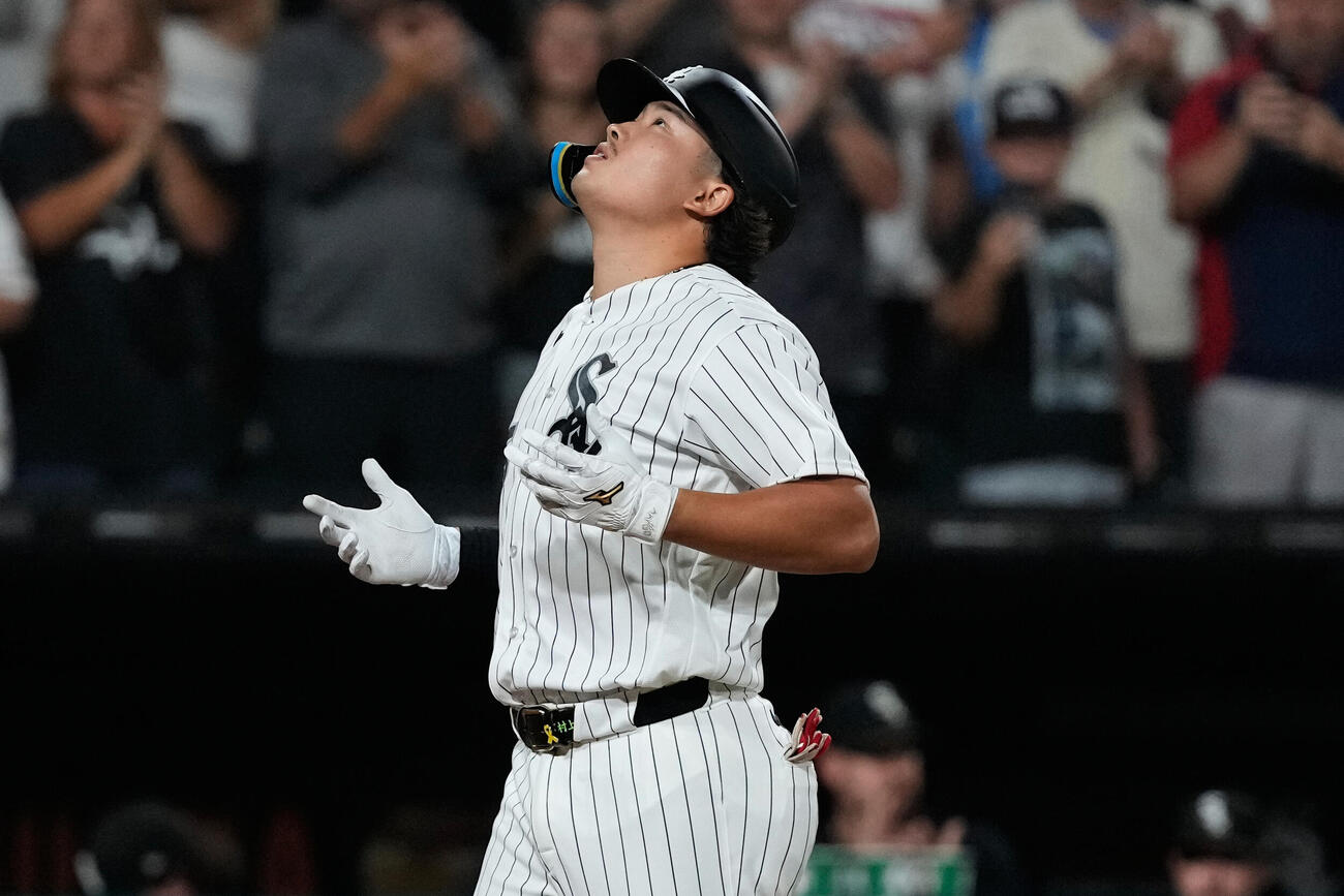 パイレーツ戦の8回、31号ソロを放ったホワイトソックス村上は上空を見上げる（AP）